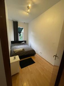 a small bedroom with a bed and a table at Appartement spacieux pour un séjour inoubliable in Brussels