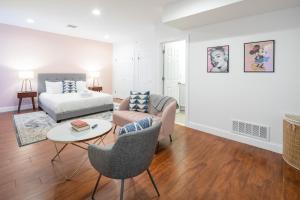 ein Wohnzimmer mit einem Bett, einem Sofa und einem Tisch in der Unterkunft The Cherry Suites - Chinatown in Philadelphia