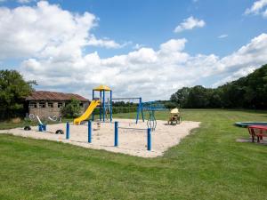 un parque con parque infantil con tobogán en Bij ons Tinie, en Uden