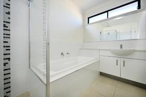 Koupelna v ubytování Stylish Maroochydore Delight - 3 bed, 2 bath
