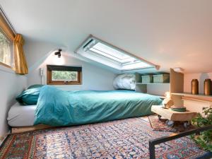 1 dormitorio con 1 cama grande y tragaluz en Bij ons Tinie, en Uden