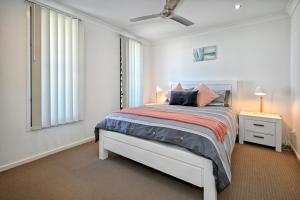 Postel nebo postele na pokoji v ubytování Stylish Maroochydore Delight - 3 bed, 2 bath