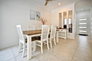 Kuchyň nebo kuchyňský kout v ubytování Stylish Maroochydore Delight - 3 bed, 2 bath