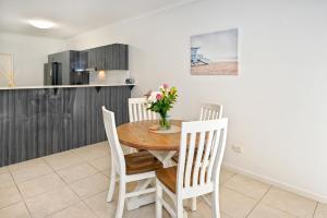 Kuchyň nebo kuchyňský kout v ubytování Stylish Maroochydore Delight - 3 bed, 2 bath