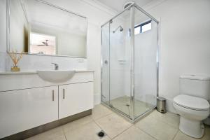 Koupelna v ubytování Stylish Maroochydore Delight - 3 bed, 2 bath