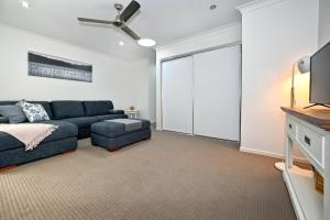TV a/nebo společenská místnost v ubytování Stylish Maroochydore Delight - 3 bed, 2 bath
