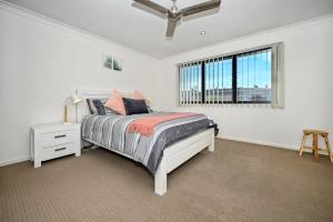 Postel nebo postele na pokoji v ubytování Stylish Maroochydore Delight - 3 bed, 2 bath