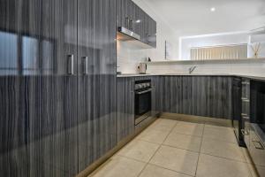 Kuchyň nebo kuchyňský kout v ubytování Stylish Maroochydore Delight - 3 bed, 2 bath