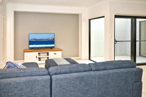 TV a/nebo společenská místnost v ubytování Stylish Maroochydore Delight - 3 bed, 2 bath