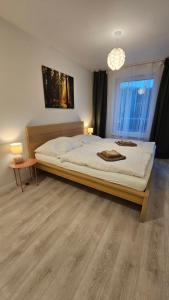 um quarto com uma cama grande e uma janela em 2 room Apartment with terrace, new building, 3BK em Bratislava