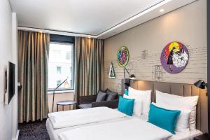 Posteľ alebo postele v izbe v ubytovaní Motel One Wien Westbahnhof + 28 fotografií