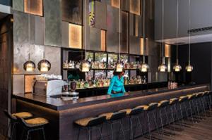 Lounge alebo bar v ubytovaní Motel One Wien Westbahnhof