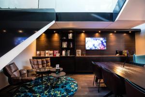 Televízia a/alebo spoločenská miestnosť v ubytovaní Motel One Wien Westbahnhof