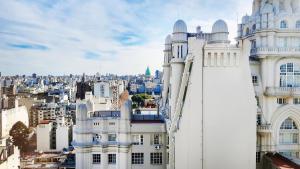 un edificio blanco con una ciudad en el fondo en Barolo+ Seu Loft em BsAs en Buenos Aires