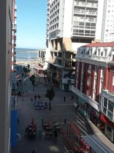 vistas a una calle de la ciudad con edificios y al océano en Muy Amplio Departamento en el Centro a cuadras del Mar y Casino en Mar del Plata