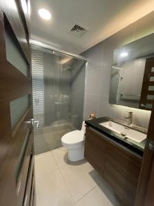 a bathroom with a toilet and a shower and a sink at Departamento en Manta Edificio Poseidon in Manta