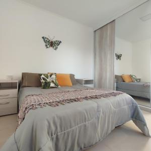 Villa Sarita 3D في بوساداس: غرفة نوم بسرير كبير وأريكة