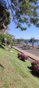 a park with pink flowers and a street with a road at Villa Sarita 3D in Posadas