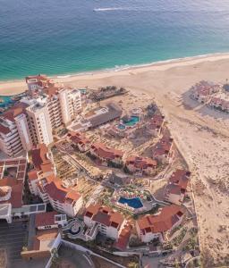 una vista aérea de un complejo en la playa en Solmar Resort, en Cabo San Lucas