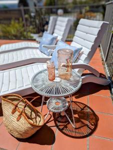 einen Glastisch mit Gläsern und einen Korb auf einer Terrasse in der Unterkunft Island Palms Motor Inn in Forster