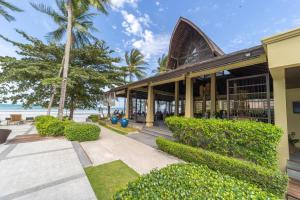 ein Gebäude am Strand mit Bäumen und Sträuchern in der Unterkunft TUI BLUE The Passage Samui Pool Villas with Private Beach Resort in Ban Bang Po