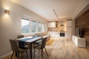 Kuchyň nebo kuchyňský kout v ubytování SnowLake Suite & Apartment