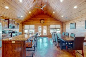 une grande cuisine avec une grande table et des chaises en bois dans l'établissement Executive Cabin, à Bentonville