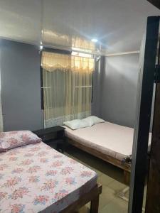een slaapkamer met 2 bedden en een raam bij Hotel Rio Puntarenas in Puntarenas