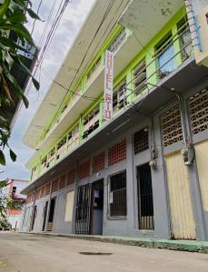 een gebouw met ramen en deuren aan een straat bij Hotel Rio Puntarenas in Puntarenas