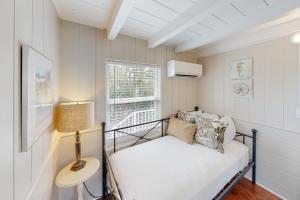 - une petite chambre avec un lit et une fenêtre dans l'établissement The Resting Pelican, à Marathon