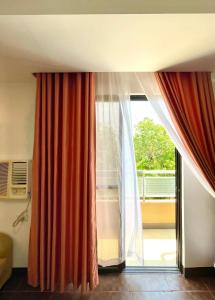 Letto o letti in una camera di Palmbeach Resort & Spa Mactan, Cebu