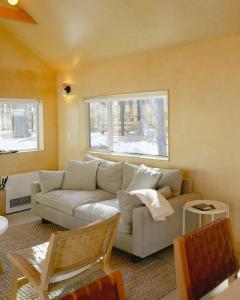 uma sala de estar com um sofá e duas janelas em Colorado Lodge em Big Bear Lake