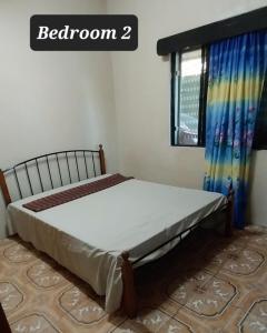uma cama num quarto com uma janela em Chands Apartment em Lautoka