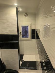 マルセイユにあるChambre 2 places avec salle de bainのウォークインシャワーと鏡付きのバスルーム