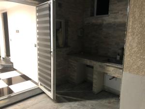 マルセイユにあるChambre 2 places avec salle de bainの洗面台付きのバスルームへ続くスライドドア
