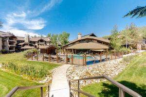 una casa grande con un camino que conduce a ella en Trappeurs Lodge 1107, en Steamboat Springs