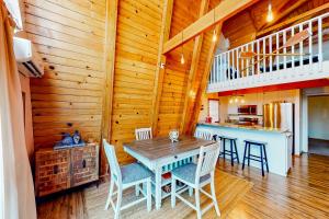 uma cozinha e sala de jantar com mesa e cadeiras em Cozy Cabin em Groveland