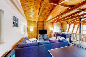 uma sala de estar com um sofá e uma mesa em Cozy Cabin em Groveland