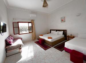 A bed or beds in a room at Guest House Qodwa