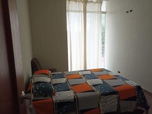 Bett in einem Zimmer mit Fenster in der Unterkunft Firenze House Iquitos in Iquitos