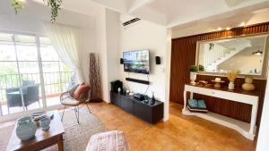 TV a/nebo společenská místnost v ubytování Cozy apartment Golf Course View in Punta Cana