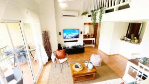 TV a/nebo společenská místnost v ubytování Cozy apartment Golf Course View in Punta Cana