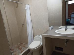 伊基托斯的住宿－Firenze House Iquitos，浴室配有卫生间、盥洗盆和淋浴。