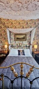 Pheasant Lodge في Paparoa: غرفة نوم بسرير مع مظلة