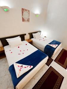 A bed or beds in a room at Guest House Qodwa