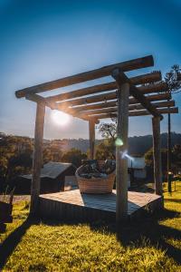 烏魯比西的住宿－Hospedagem cabanas do lago Urubici，木制凉棚,甲板上有一个篮子