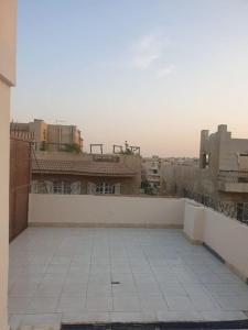 uitzicht op een balkon van een gebouw bij Happy Stay® at Central New Cairo in Caïro