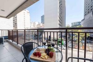 un tavolo con un piatto di cibo e vino sul balcone di Rover 25 Centro a San Paolo