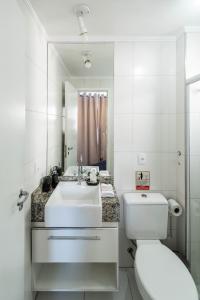 bagno bianco con servizi igienici e lavandino di Rover 25 Centro a San Paolo
