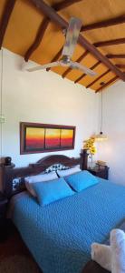 巴里查拉的住宿－AQUI ESTOY BIEN，一间卧室设有蓝色的床和窗户。